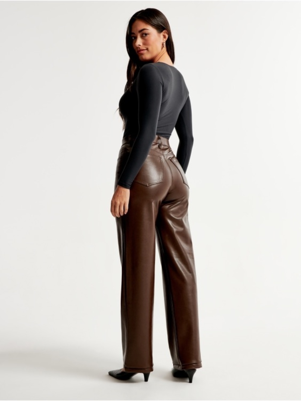 Abercrombie & Fitch Curve Love Vegan Leather 90s Relaxed Pant - Picture 3 of 12